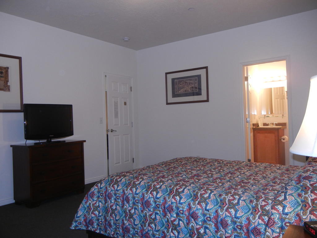 The Resides In Hotel Vernal Room photo